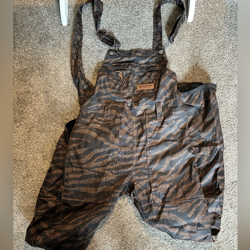 Burton bib, great condition, size extra small